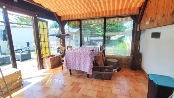 Idéalement située sur la commune de La Guerche-sur-l’Aubois, cette agréable maison familiale avec une vie de plain-pied d’environ 150 m² habitables saura séduire les amateurs d’espace, de confort et de tranquillité.

Édifiée sur un terrain plat, arboré et sans vis-à-vis d’environ 1 700 m², elle offre un cadre de vie agréable avec terrasse, abri de jardin et puits, idéal pour l’entretien du jardin et les extérieurs.

Au rez-de-chaussée, vous découvrirez une vie de plain-pied particulièrement appréciable comprenant une belle pièce de vie lumineuse et chaleureuse de plus de 40 m² agrémenté d’un poêle à bois, une cuisine aménagée et entièrement équipée d’environ 14 m² (four, plaques, lave-vaisselle, hotte), deux chambres, une salle d’eau, un WC indépendant avec lave-mains, ainsi qu’un espace rangement et une partie cellier.

À l’étage, le bien propose une pièce palière polyvalente pouvant convenir parfaitement à une chambre supplémentaire, un bureau, une salle de jeux ou un espace détente selon vos besoins. Vous y trouverez également une grande chambre avec son espace sanitaire privatif comprenant une douche, WC et bidet.

Un véritable atout supplémentaire : un grenier d’environ 45 m² au sol, offrant un beau potentiel d’aménagement pour créer une ou plusieurs chambres supplémentaires, une suite parentale, un espace télétravail ou loisirs. La maison permet ainsi d’envisager 4 à 5 chambres selon vos projets.

Côté dépendances et annexes, la maison bénéficie d’un ensemble particulièrement fonctionnel comprenant :

- un garage attenant avec accès direct à l’habitation,
- un second garage d’environ 22 m²,
- un espace atelier d’environ 20 m²,
- ainsi qu’une cave.

Pour votre confort : double vitrage PVC sur une partie de la maison, fibre optique installée, chauffage électrique récent complété par un poêle à bois.

Située à La Guerche-sur-l’Aubois, commune disposant des commodités du quotidien, d’écoles, d’établissements scolaires, commerces et services, cette maison conviendra aussi bien à une famille qu’à des acquéreurs recherchant un bien évolutif dans un environnement pratique et agréable. La commune dispose notamment d’écoles maternelles et élémentaires ainsi que du collège Claude Debussy.

Une maison offrant de beaux volumes, de nombreuses possibilités d’aménagement et un environnement privilégié, à découvrir sans tarder.