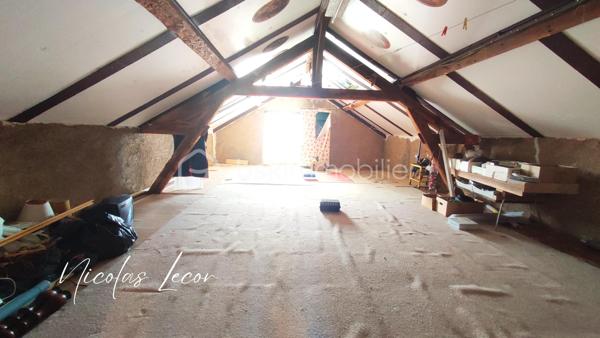 Idéalement située sur la commune de La Guerche-sur-l’Aubois, cette agréable maison familiale avec une vie de plain-pied d’environ 150 m² habitables saura séduire les amateurs d’espace, de confort et de tranquillité.

Édifiée sur un terrain plat, arboré et sans vis-à-vis d’environ 1 700 m², elle offre un cadre de vie agréable avec terrasse, abri de jardin et puits, idéal pour l’entretien du jardin et les extérieurs.

Au rez-de-chaussée, vous découvrirez une vie de plain-pied particulièrement appréciable comprenant une belle pièce de vie lumineuse et chaleureuse de plus de 40 m² agrémenté d’un poêle à bois, une cuisine aménagée et entièrement équipée d’environ 14 m² (four, plaques, lave-vaisselle, hotte), deux chambres, une salle d’eau, un WC indépendant avec lave-mains, ainsi qu’un espace rangement et une partie cellier.

À l’étage, le bien propose une pièce palière polyvalente pouvant convenir parfaitement à une chambre supplémentaire, un bureau, une salle de jeux ou un espace détente selon vos besoins. Vous y trouverez également une grande chambre avec son espace sanitaire privatif comprenant une douche, WC et bidet.

Un véritable atout supplémentaire : un grenier d’environ 45 m² au sol, offrant un beau potentiel d’aménagement pour créer une ou plusieurs chambres supplémentaires, une suite parentale, un espace télétravail ou loisirs. La maison permet ainsi d’envisager 4 à 5 chambres selon vos projets.

Côté dépendances et annexes, la maison bénéficie d’un ensemble particulièrement fonctionnel comprenant :

- un garage attenant avec accès direct à l’habitation,
- un second garage d’environ 22 m²,
- un espace atelier d’environ 20 m²,
- ainsi qu’une cave.

Pour votre confort : double vitrage PVC sur une partie de la maison, fibre optique installée, chauffage électrique récent complété par un poêle à bois.

Située à La Guerche-sur-l’Aubois, commune disposant des commodités du quotidien, d’écoles, d’établissements scolaires, commerces et services, cette maison conviendra aussi bien à une famille qu’à des acquéreurs recherchant un bien évolutif dans un environnement pratique et agréable. La commune dispose notamment d’écoles maternelles et élémentaires ainsi que du collège Claude Debussy.

Une maison offrant de beaux volumes, de nombreuses possibilités d’aménagement et un environnement privilégié, à découvrir sans tarder.