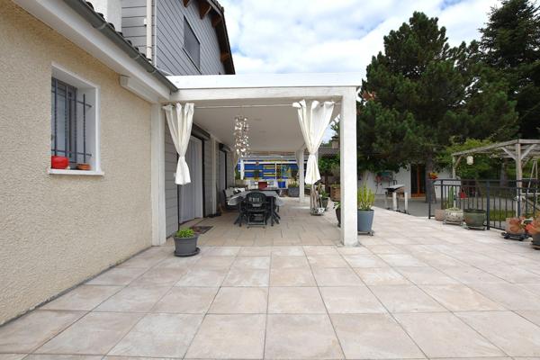 À vendre bien rare – Superbe propriété avec vue imprenable, piscine et prestations haut de gamme – Firminy / Saint-Ferréol-d’Auroure