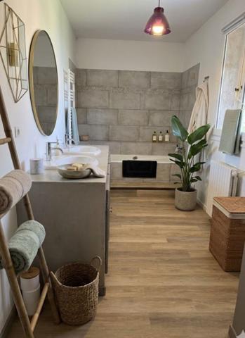 - VILLA FOLELLI  230 M²  VUE MER PISCINE SECTEUR CALME