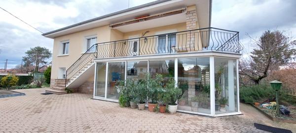 À vendre : Maison spacieuse  157 m2 à Saint Denis Les Bourg - 5 chambres  avec 2 garages sur 871 m2 de terrain