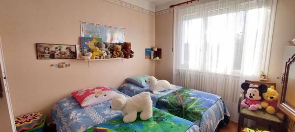 À vendre : Maison spacieuse  157 m2 à Saint Denis Les Bourg - 5 chambres  avec 2 garages sur 871 m2 de terrain