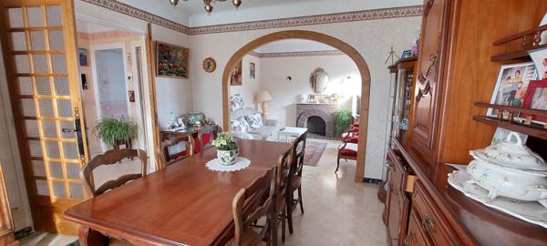 À vendre : Maison spacieuse  157 m2 à Saint Denis Les Bourg - 5 chambres  avec 2 garages sur 871 m2 de terrain