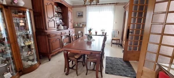 À vendre : Maison spacieuse  157 m2 à Saint Denis Les Bourg - 5 chambres  avec 2 garages sur 871 m2 de terrain