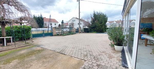 À vendre : Maison spacieuse  157 m2 à Saint Denis Les Bourg - 5 chambres  avec 2 garages sur 871 m2 de terrain