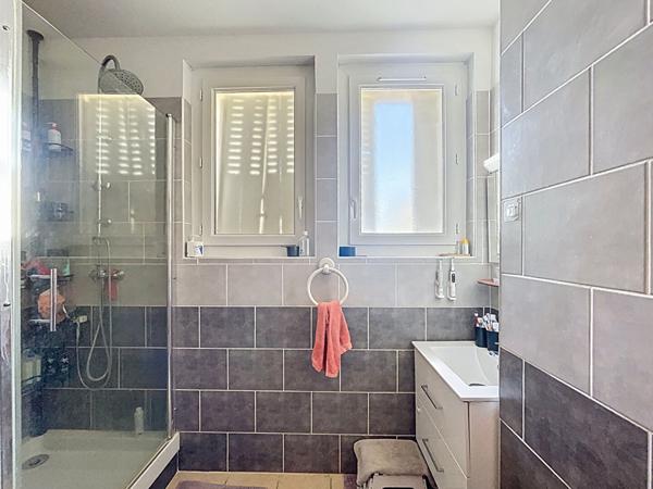 Manosque, Maison 4 pièces, studio indépendant, piscine et dépendances