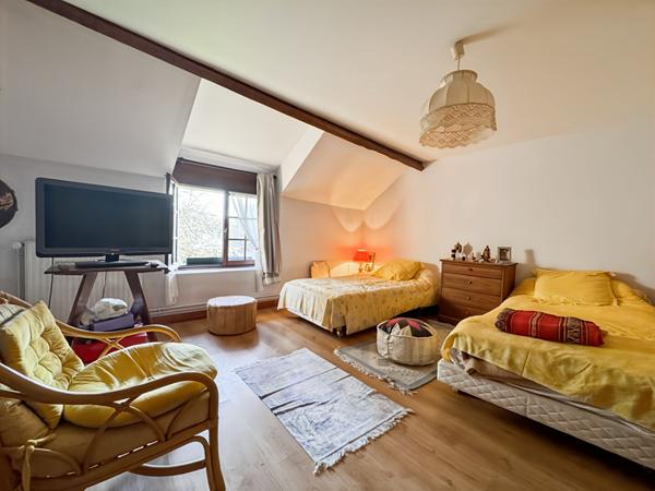 MAISON EN PIERRE DANS LA VALLÉE DE LA JUINE