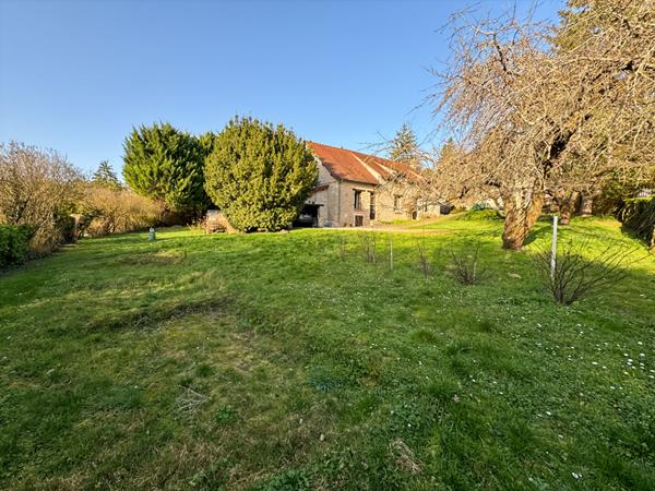 MAISON EN PIERRE DANS LA VALLÉE DE LA JUINE