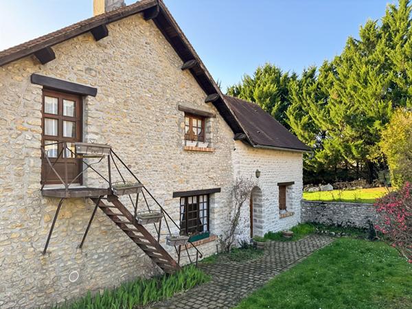 MAISON EN PIERRE DANS LA VALLÉE DE LA JUINE