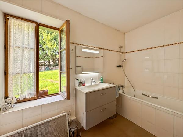 MAISON EN PIERRE DANS LA VALLÉE DE LA JUINE