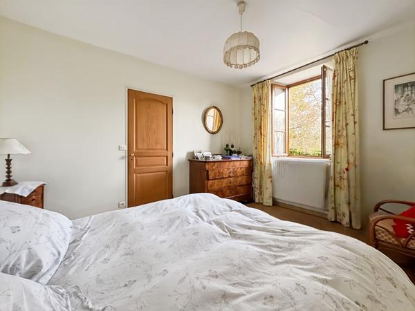 MAISON EN PIERRE DANS LA VALLÉE DE LA JUINE