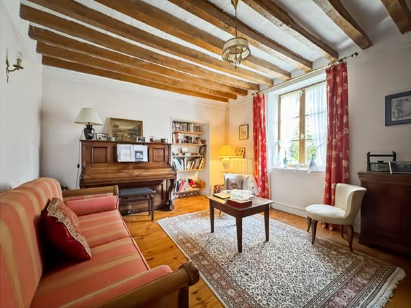 MAISON EN PIERRE DANS LA VALLÉE DE LA JUINE