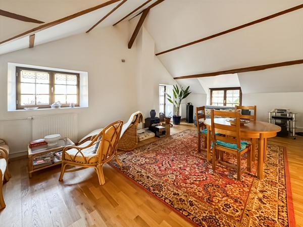 MAISON EN PIERRE DANS LA VALLÉE DE LA JUINE