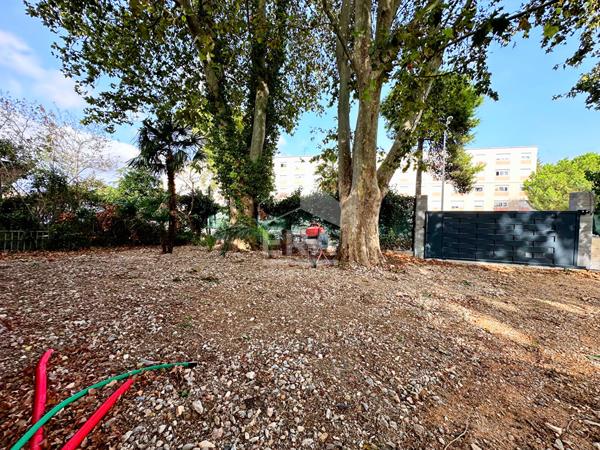A VENDRE -PERPIGNAN -TERRAIN VIABILISÉ AVEC BÂTISSE EN PIERRE ? PERMIS DE CONSTRUIRE ACCORDÉ