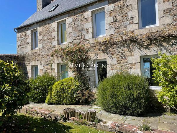 Louannec, Presbytère du XVIIIe siècle & Maison d'amis remarquable à vendre