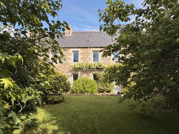 Louannec, Presbytère du XVIIIe siècle & Maison d'amis remarquable à vendre