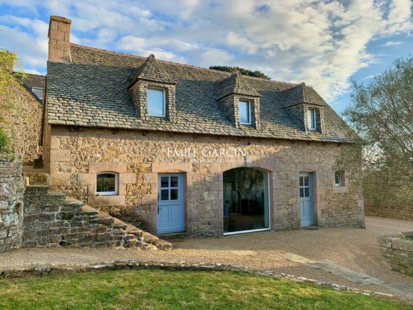 Louannec, Presbytère du XVIIIe siècle & Maison d'amis remarquable à vendre