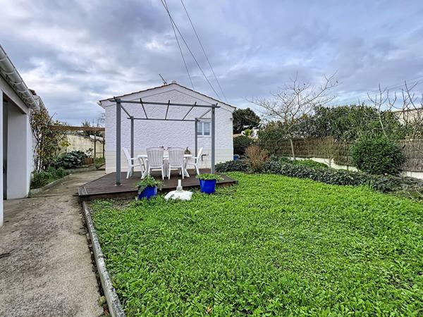 À vendre. Maison à L'Aiguillon-la-Presqu'île, 2 chambres, bureau, garage, jardin.