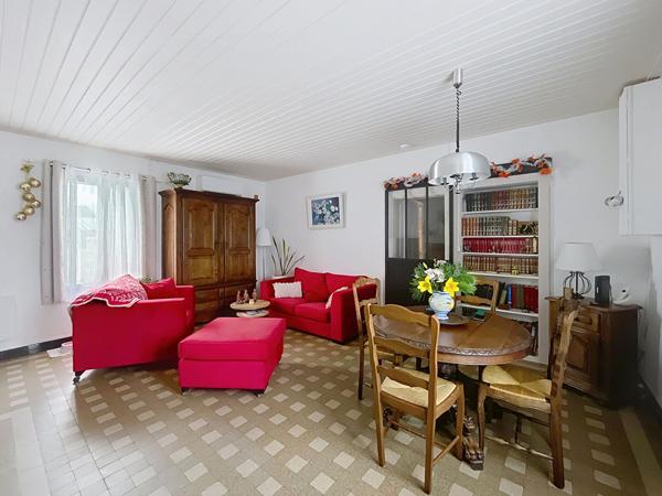 À vendre. Maison à L'Aiguillon-la-Presqu'île, 2 chambres, bureau, garage, jardin.