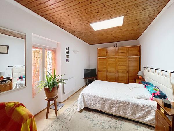 À vendre. Maison à L'Aiguillon-la-Presqu'île, 2 chambres, bureau, garage, jardin.