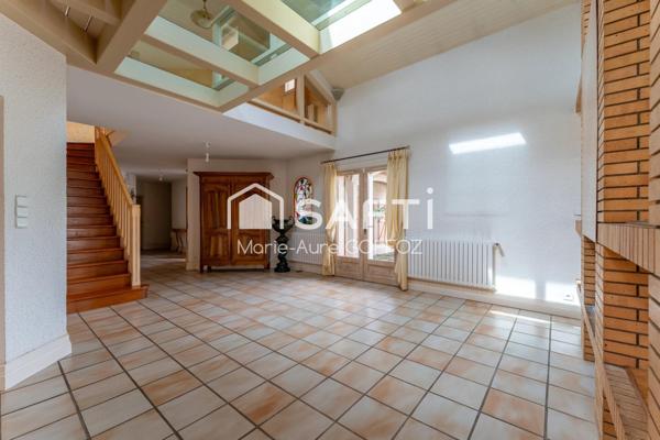 Maison à découvrir, nichée dans la verdure