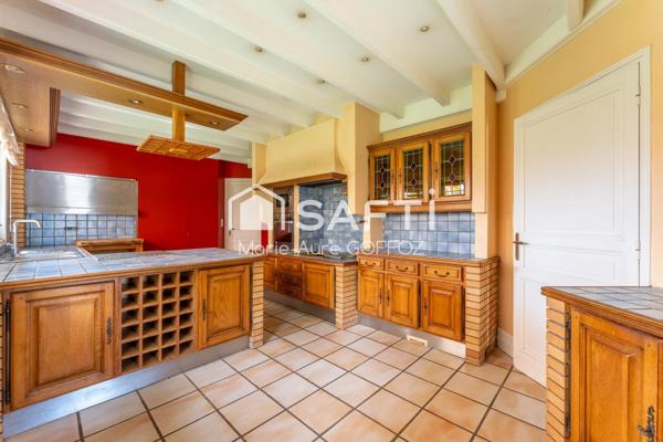 Maison à découvrir, nichée dans la verdure