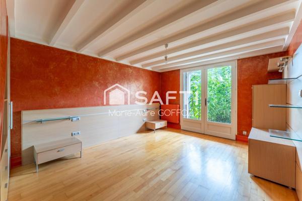 Maison à découvrir, nichée dans la verdure