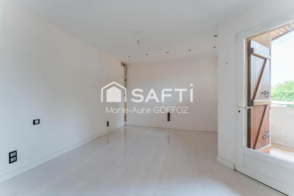 Maison à découvrir, nichée dans la verdure