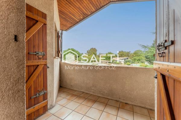 Maison à découvrir, nichée dans la verdure