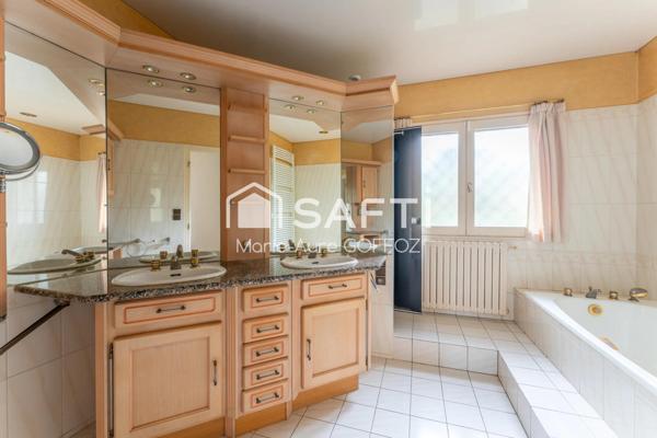 Maison à découvrir, nichée dans la verdure