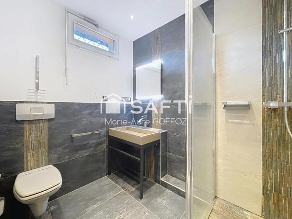 Maison à découvrir, nichée dans la verdure