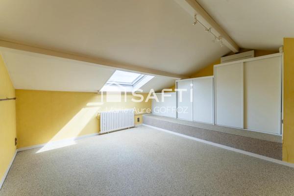 Maison à découvrir, nichée dans la verdure