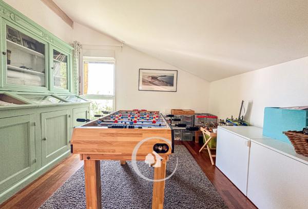 Le Pian-Médoc (33290) VILLA ATYPIQUE T6 - SALON CATHEDRALE - 4 CHAMBRES - 1 BUREAU - PISCINE XL - CARPORT