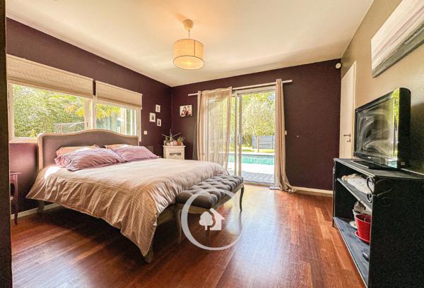 Le Pian-Médoc (33290) VILLA ATYPIQUE T6 - SALON CATHEDRALE - 4 CHAMBRES - 1 BUREAU - PISCINE XL - CARPORT