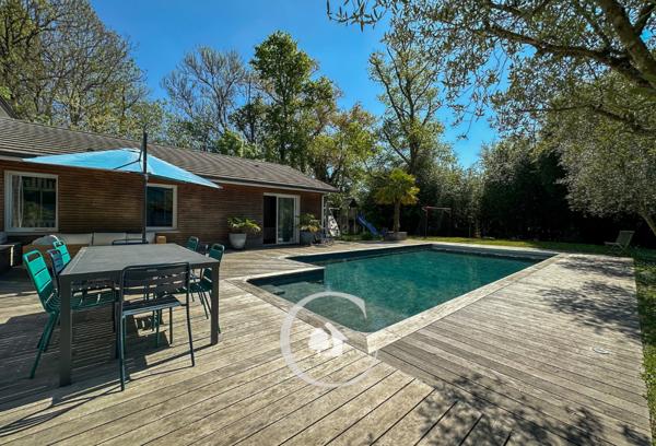 Le Pian-Médoc (33290) VILLA ATYPIQUE T6 - SALON CATHEDRALE - 4 CHAMBRES - 1 BUREAU - PISCINE XL - CARPORT