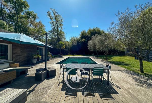 Le Pian-Médoc (33290) VILLA ATYPIQUE T6 - SALON CATHEDRALE - 4 CHAMBRES - 1 BUREAU - PISCINE XL - CARPORT