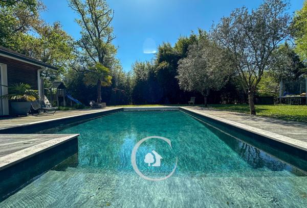 Le Pian-Médoc (33290) VILLA ATYPIQUE T6 - SALON CATHEDRALE - 4 CHAMBRES - 1 BUREAU - PISCINE XL - CARPORT