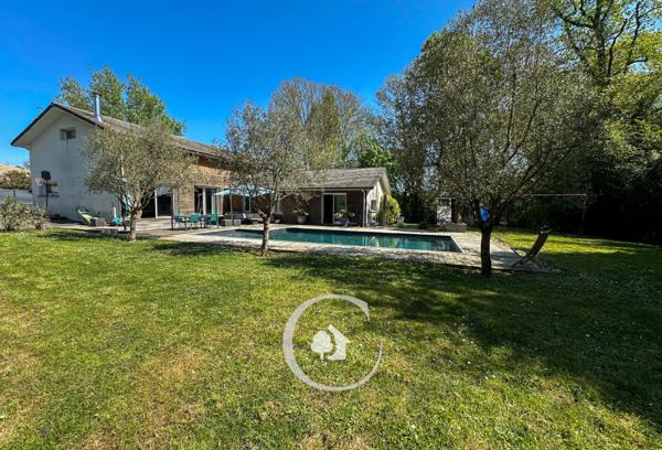 Le Pian-Médoc (33290) VILLA ATYPIQUE T6 - SALON CATHEDRALE - 4 CHAMBRES - 1 BUREAU - PISCINE XL - CARPORT