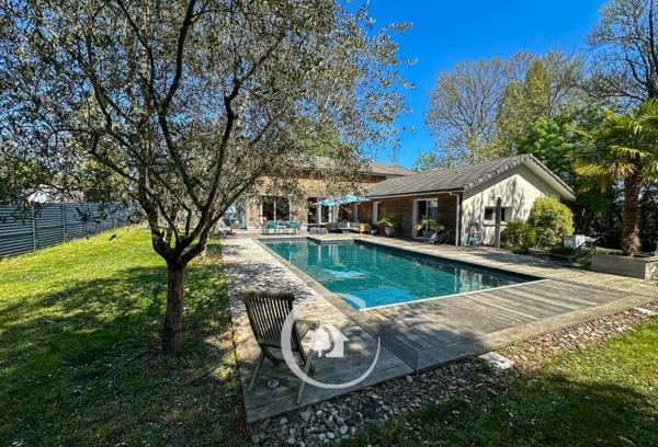 Le Pian-Médoc (33290) VILLA ATYPIQUE T6 - SALON CATHEDRALE - 4 CHAMBRES - 1 BUREAU - PISCINE XL - CARPORT