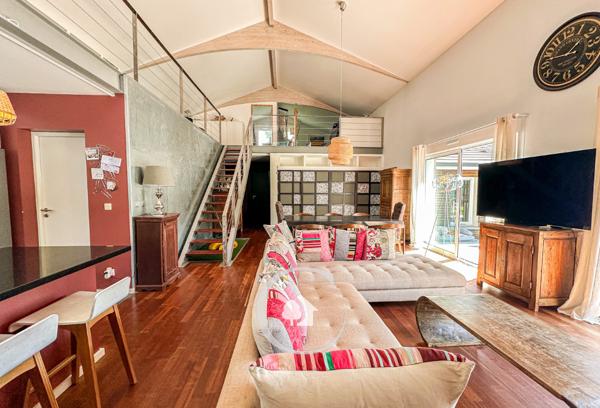 Le Pian-Médoc (33290) VILLA ATYPIQUE T6 - SALON CATHEDRALE - 4 CHAMBRES - 1 BUREAU - PISCINE XL - CARPORT