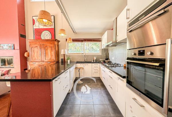 Le Pian-Médoc (33290) VILLA ATYPIQUE T6 - SALON CATHEDRALE - 4 CHAMBRES - 1 BUREAU - PISCINE XL - CARPORT