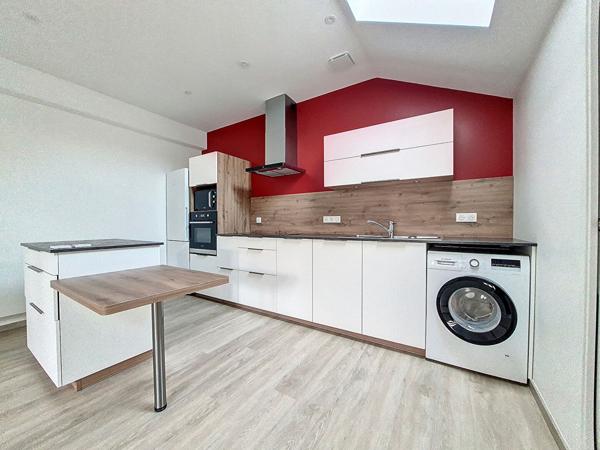 ORLEANS CENTRE - GRAND STUDIO - ENTIEREMENT RENOVE - CUISINE AMENAGE EQUIPEE - DRESSING - GARAGE