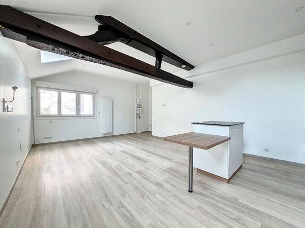 ORLEANS CENTRE - GRAND STUDIO - ENTIEREMENT RENOVE - CUISINE AMENAGE EQUIPEE - DRESSING - GARAGE