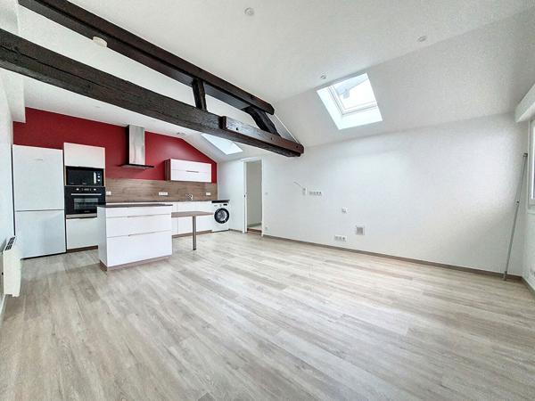 ORLEANS CENTRE - GRAND STUDIO - ENTIEREMENT RENOVE - CUISINE AMENAGE EQUIPEE - DRESSING - GARAGE