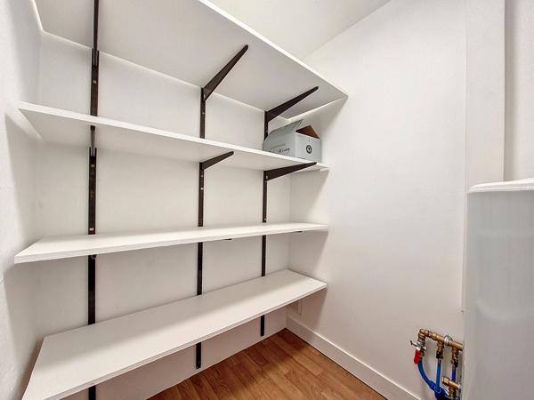 ORLEANS CENTRE - GRAND STUDIO - ENTIEREMENT RENOVE - CUISINE AMENAGE EQUIPEE - DRESSING - GARAGE
