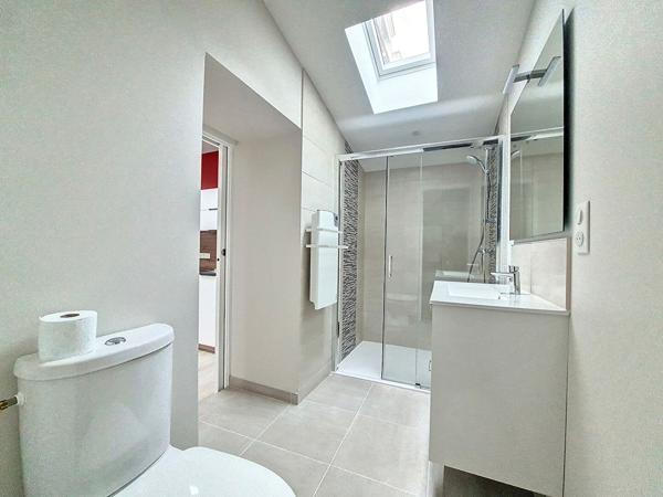 ORLEANS CENTRE - GRAND STUDIO - ENTIEREMENT RENOVE - CUISINE AMENAGE EQUIPEE - DRESSING - GARAGE