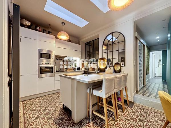 Appartement
         3 pièces
        - 94 m² Bien prestige 1 130 000 € *