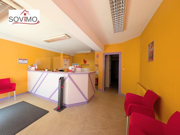 BATIMENT MITOYEN À USAGE PROFESSIONNEL, À RAFRAÎCHIR AVEC COUR ET SOUS-SOL