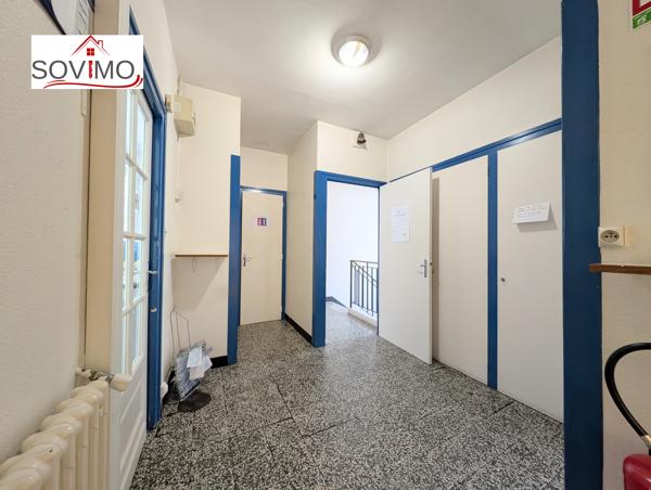 BATIMENT MITOYEN À USAGE PROFESSIONNEL, À RAFRAÎCHIR AVEC COUR ET SOUS-SOL