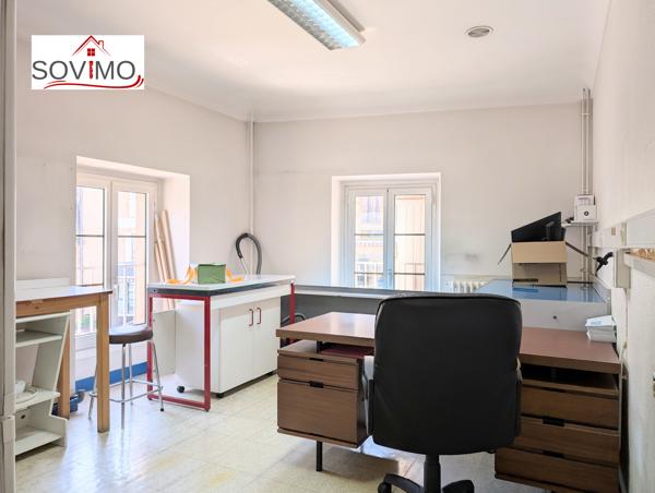 BATIMENT MITOYEN À USAGE PROFESSIONNEL, À RAFRAÎCHIR AVEC COUR ET SOUS-SOL